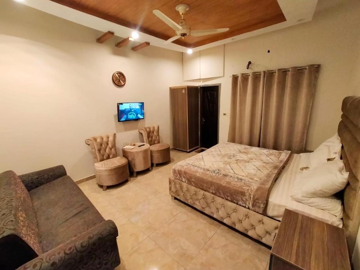 Hotel Day In Emporium Lahore Exteriör bild