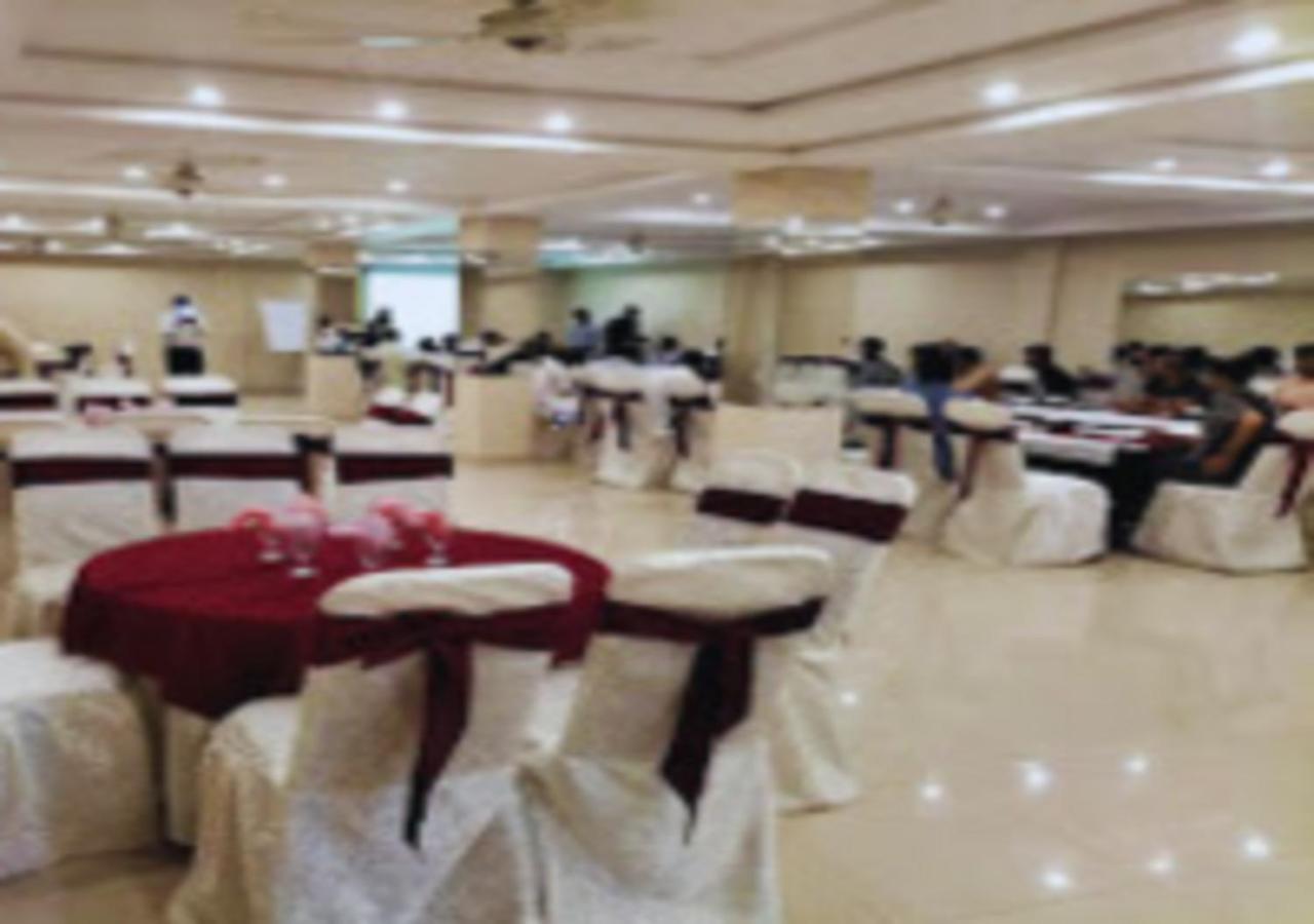 Hotel Day In Emporium Lahore Exteriör bild