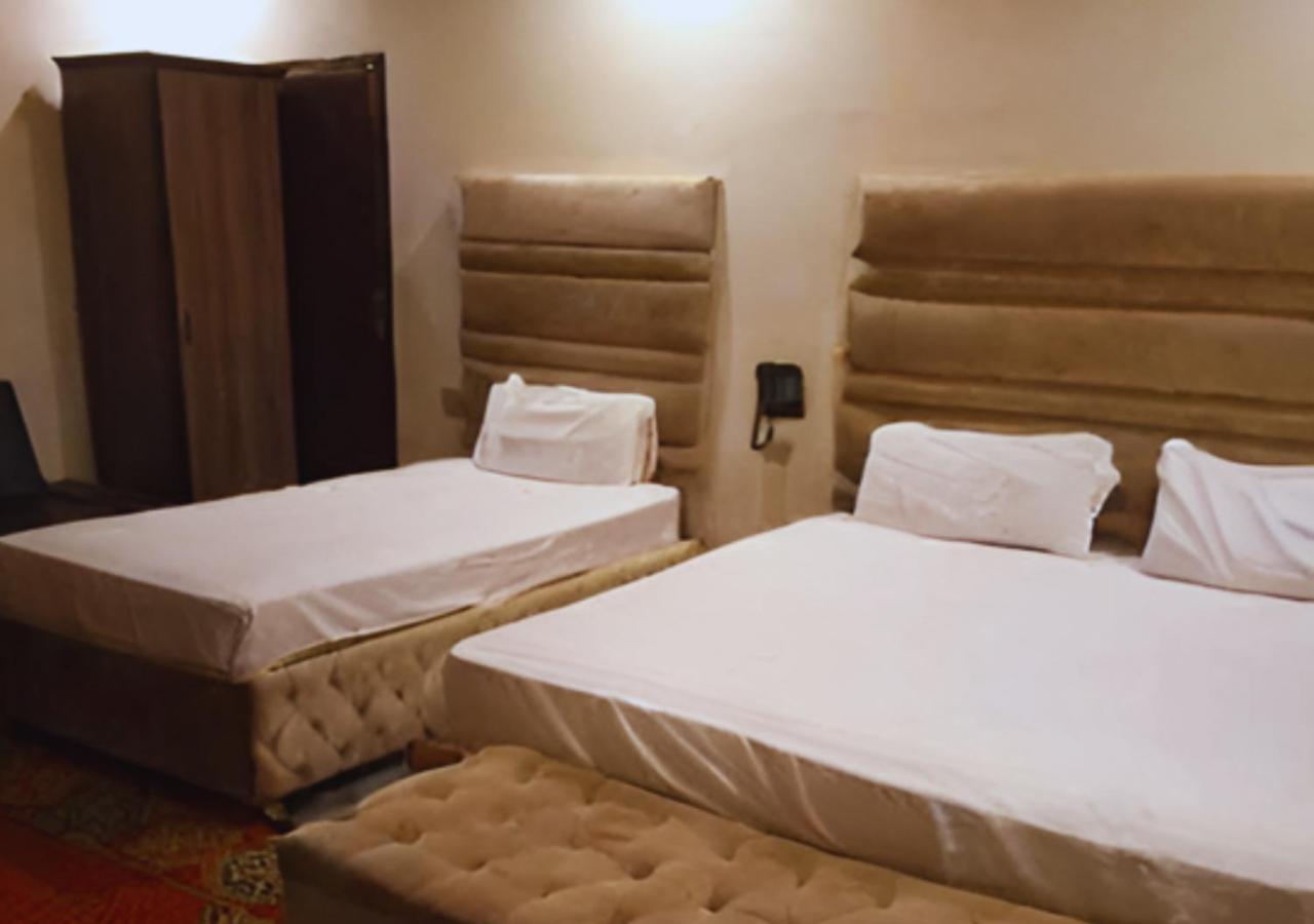 Hotel Day In Emporium Lahore Exteriör bild
