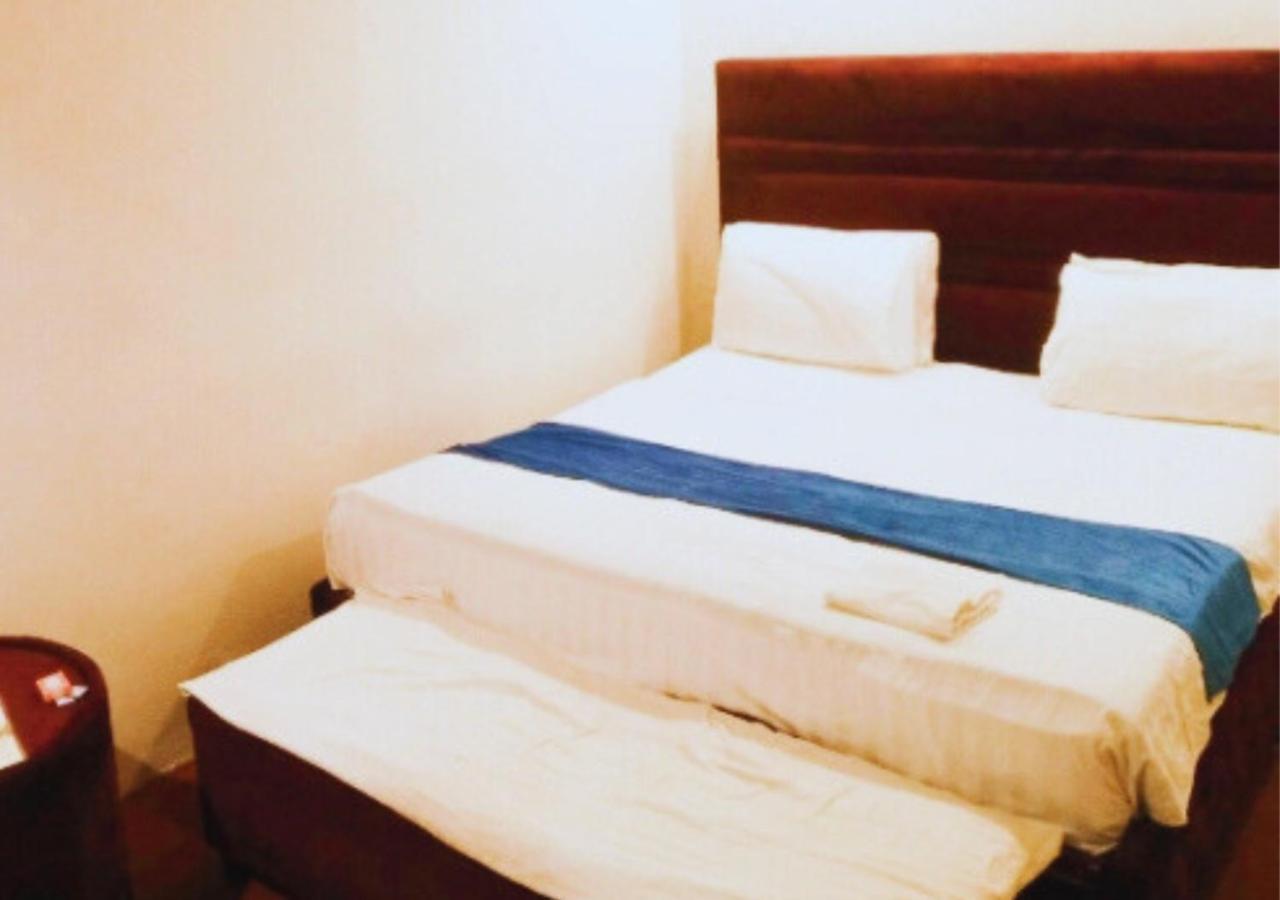 Hotel Day In Emporium Lahore Exteriör bild