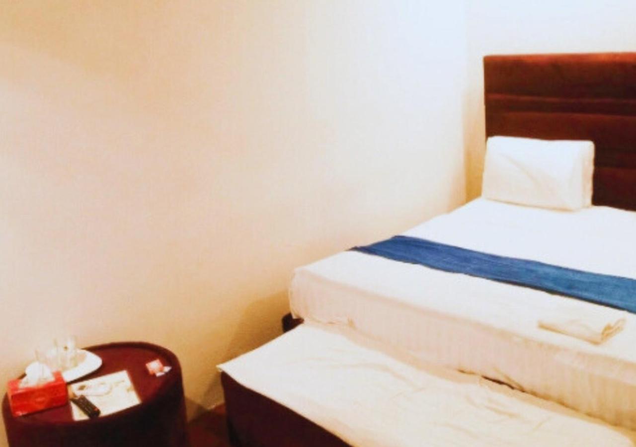 Hotel Day In Emporium Lahore Exteriör bild