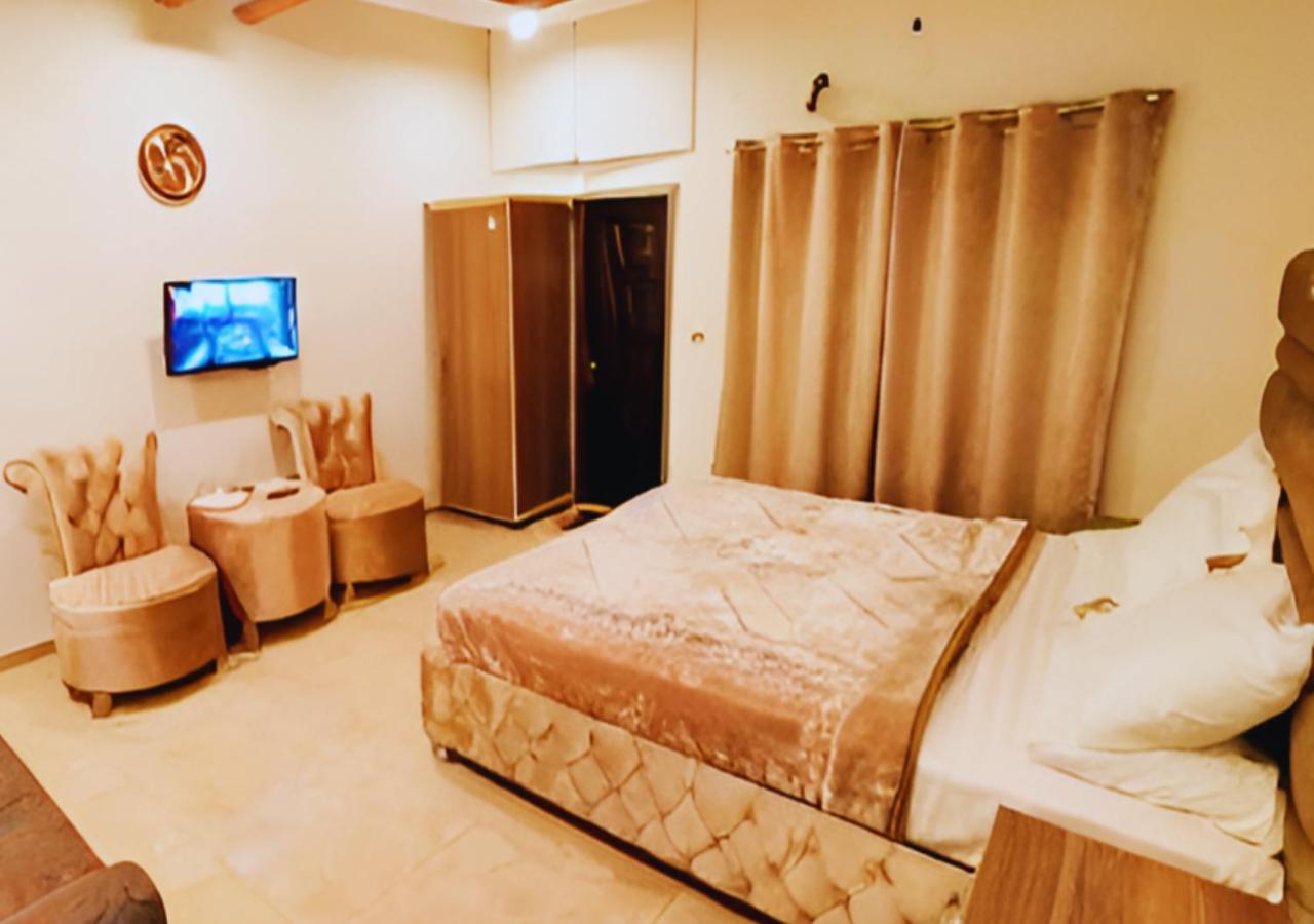 Hotel Day In Emporium Lahore Exteriör bild